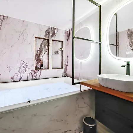 Jacuzzi & Balneotherapy For A Passionate Couple