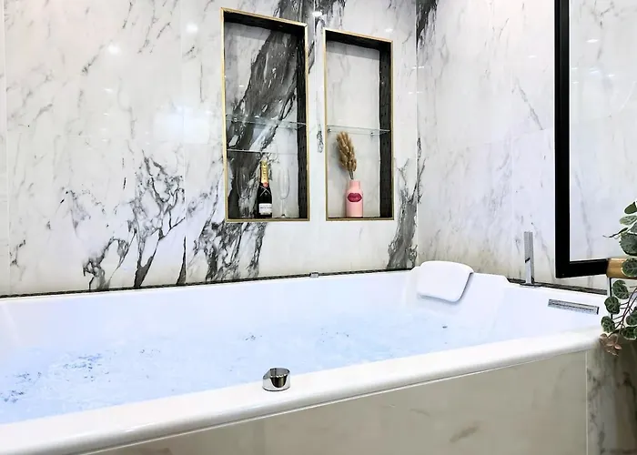 アパート Jacuzzi & Balneotherapy For A Passionate Couple パリ