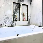 アパート Jacuzzi & Balneotherapy For A Passionate Couple パリ