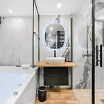 アパート Jacuzzi & Balneotherapy For A Passionate Couple パリ