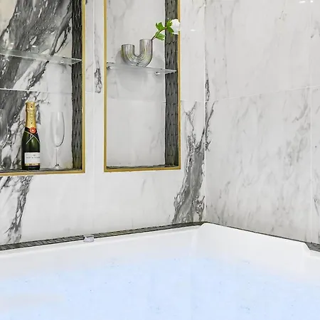 公寓 Jacuzzi & Balneotherapy For A Passionate Couple *