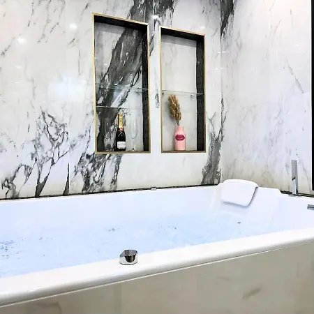 公寓 Jacuzzi & Balneotherapy For A Passionate Couple 巴黎